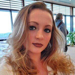Meet your Posher, Alexis